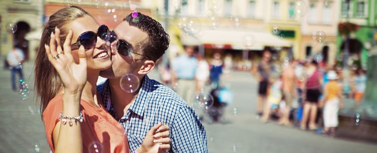 CoupleBubblesCity1312x533