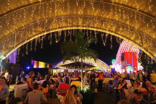 Robin Esrock at Eat Street in Brisbane near Oaks Hotels and Resorts