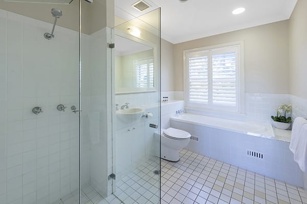 Oaks Cypress Lakes Resort 3 Bedroom Premier Villa Bathroom 