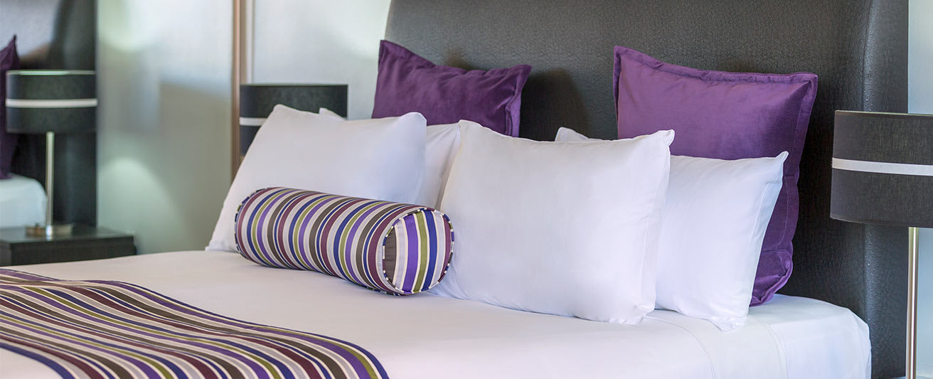 comfy queen-sized bed in studio executive at oaks hyde park plaza sydney hotel CBD