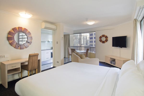 4 star Hyde Park hotel Sydney CBD with queen size bed and flat screen television