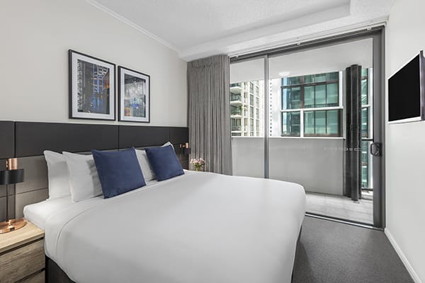 1 Bedroom apartment with king-sized bed at Oaks 212 Margaret brisbane hotel