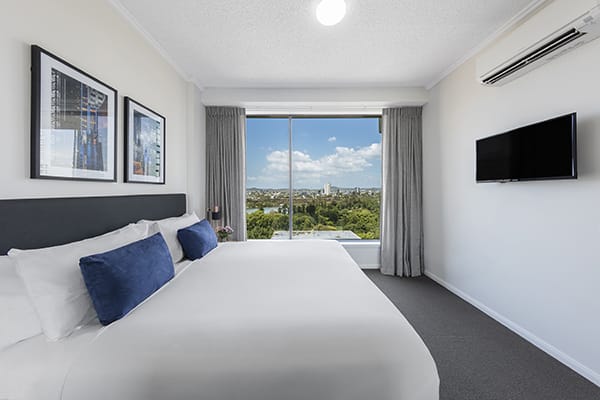 king-sized bedroom with nice brisbane city view at oaks 212 margaret 2 bedroom river view brisbane hotel