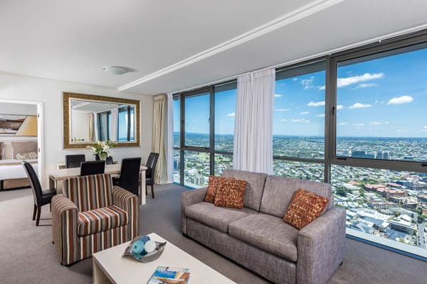 Brisbane CBD hotel living room in Brisbane hotel 3 bedroom apartment with views of Suites with city & river views