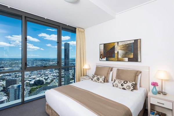 family friendly 3 bedroom apartment with queen size bed and views out window of Brisbane River and city centre