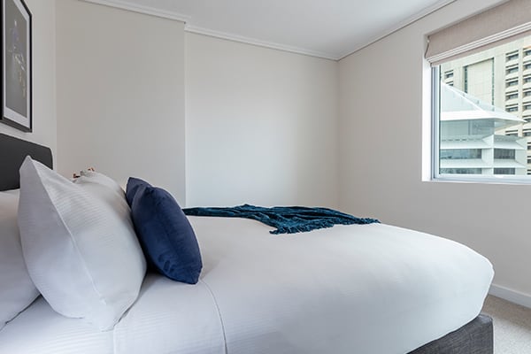 2 bedroom apartment in Brisbane city hotels with comfortable queen size bed and balcony views of Brisbane River close to Treasury Casino