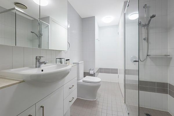 1 bedroom apartment en suite bathroom with shower and toilet at Oaks Felix hotel Brisbane city