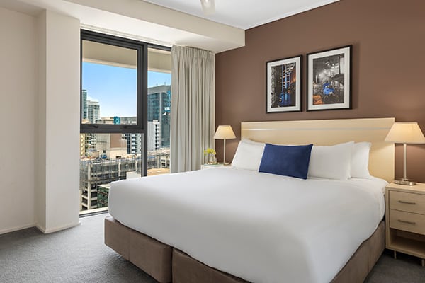 1 bedroom apartment Brisbane CBD accommodation with comfortable queen size bed at Oaks Felix hotel