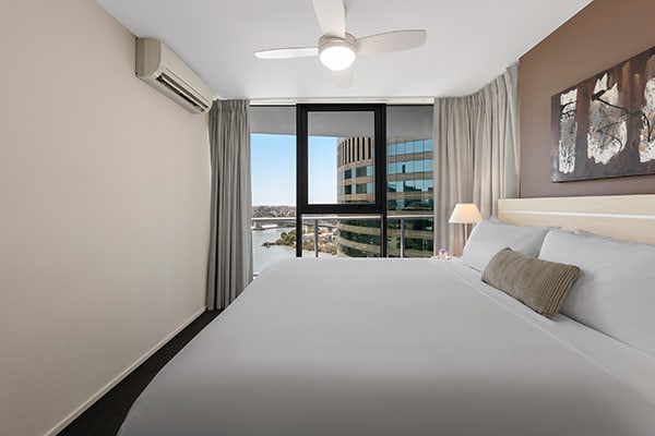 Oaks Brisbane Felix Suites 1 Bed Executive Bedroom with Queen sized Bed and nice city view 
