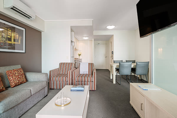 Oaks Brisbane Felix Suites 1 Bed Story Bridge View Living
