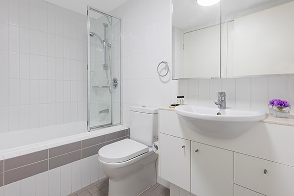 Oaks Brisbane Felix Suites 2 Bed Apartment Bathroom two with bathtub