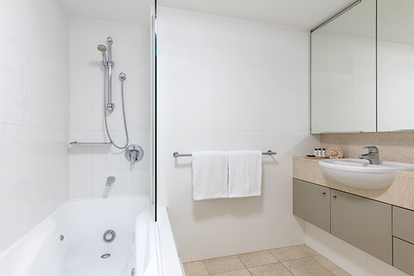 Oaks Brisbane Felix Suites 3 Bed Apartment Bathroom one with a bathtub