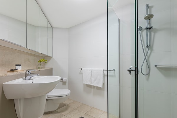 Oaks Brisbane Felix Suites 3 Bed Apartment Bathroom 2 with a shower room