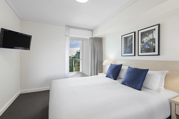 Big, comfortable bed inside 2 bedroom hotel apartment walking distance to Queen St Mall in Brisbane