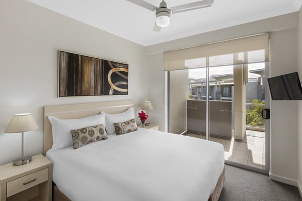 Oaks Mews hotel near Bowen Hills TAFE 3 bedroom apartment with balcony, television and ceiling fan