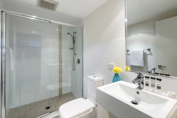 large en suite bathroom in 1 bedroom apartment at Oaks Aspire hotel Ipswich, Queensland