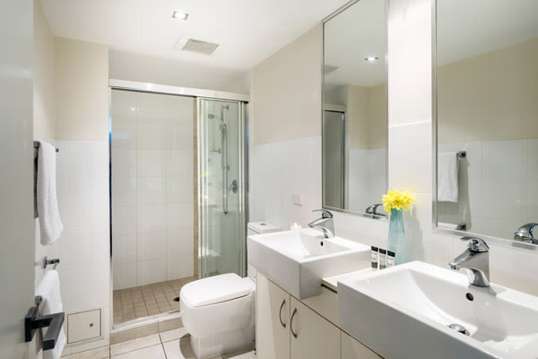 en suite bathroom with clean towels, shower and toilet at Oaks Aspire hotel Ipswich, Queensland