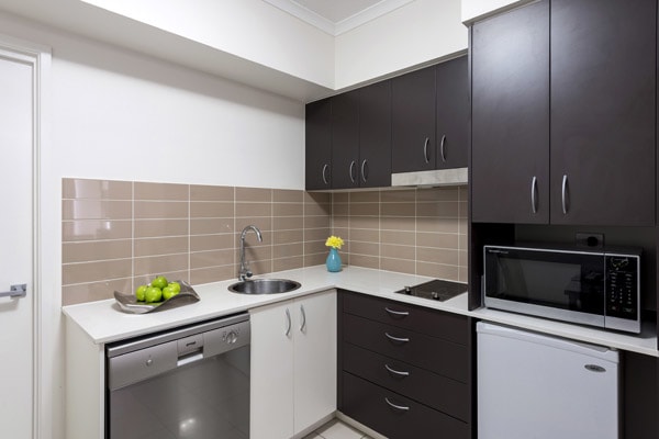 studio hotel room in Ipswich QLD with kitchen, microwave, dishwasher and fridge