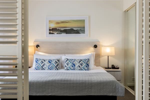 Coolangatta accommodation queen size bed in 1 bedroom hotel apartment near beach in Coolangatta, Gold Coast, Australia