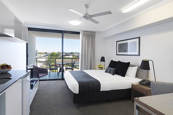 large 2 bedroom apartment queen size bed with air con and big balcony with views of Mackay town