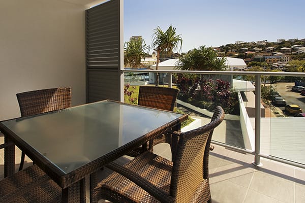 Air conditioned Townsville holiday apartments 2 bedroom apartment with balcony near Reef HQ at Oaks Gateway Suites hotel in South Townsville