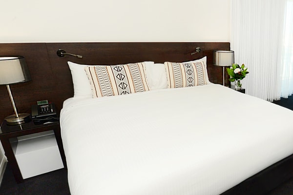 Gladstone hotel with queen size bed in studio apartment with Wi-Fi and air conditioning at Oaks Grand Gladstone in regional Queensland