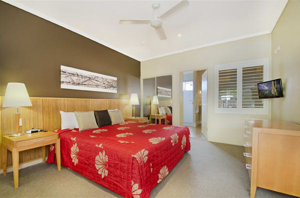 Large king size bed in 1 Bedroom Ocean View hotel room Hervey Bay
