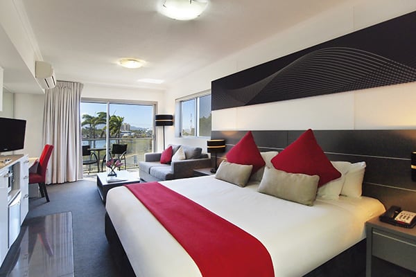 Townsville hotels with air con queen size bed in air conditioned 2 bedroom apartment with private balcony and TV at Oaks Metropole Hotel in Townsville