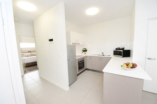 open plan hotel apartment with kitchen with fridge and microwave and Wi-Fi at Oaks Middlemount near airport