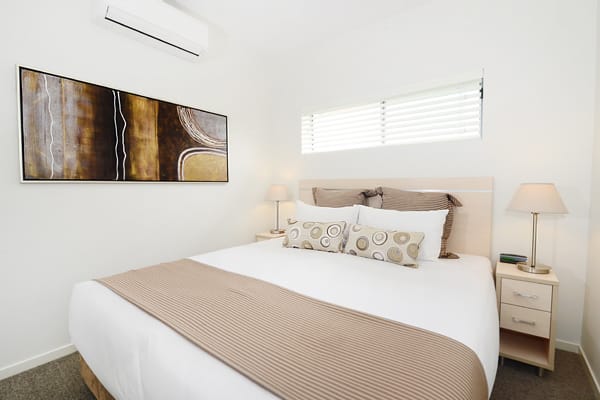 queen size bed in air conditioned two bedroom apartment near Middlemount Airport at Oaks Middlemount hotel