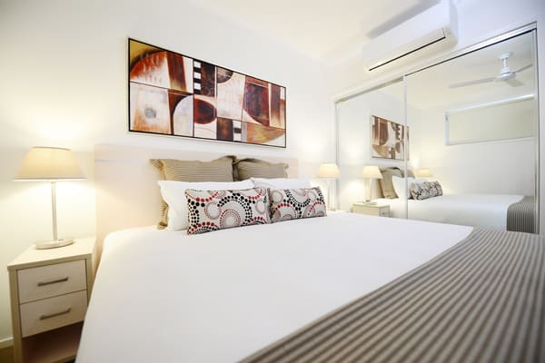 air conditioned Moranbah hotels 1 bedroom apartment with queen size bed and wi-fi at Oaks Moranbah hotel