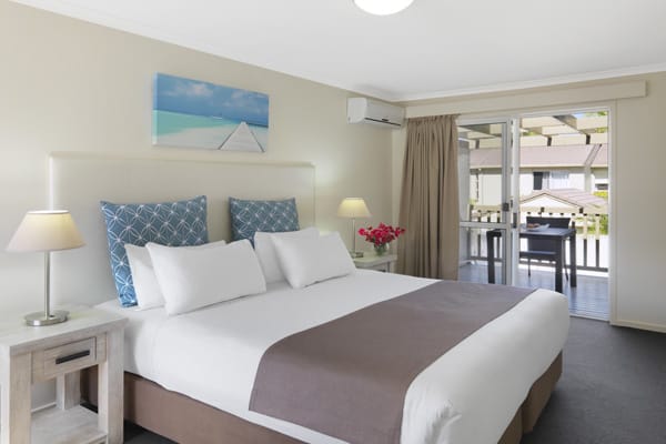 air conditioned 2 bedroom villa with large queen size bed and Wi-Fi for hotel guests staying at Oaks Oasis Resort in Caloundra on Sunshine Coast, Queensland, Australia