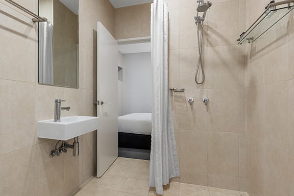 Oaks Melbourne on Collins Suites Cosmo Apartment Bathroom