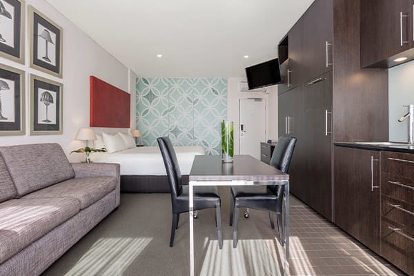 Oaks Melbourne on Collins Suites Rooftop Apartment Bedroom