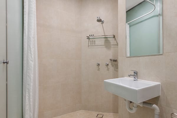 Oaks Melbourne on Collins Hotel Studio Executive Bathroom