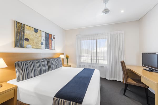 2 bedroom apartment with desk and office chair for corporate travellers to do work while visiting Broome on business trips to Western Australia