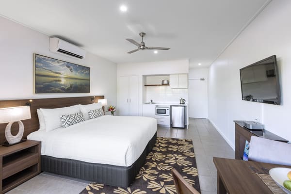 big bedroom with double bed in hotel Studio apartment with Foxtel on TV, Wi-Fi access and air conditioning in Broome, Western Australia