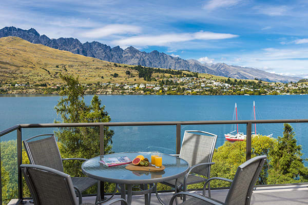 Best Hotels Queenstown with private balcony of 3 Bedroom Holiday Apartment overlooking sailing boats on Lake Wakatipu in summer at Oaks Shores hotel in Queenstown, New Zealand